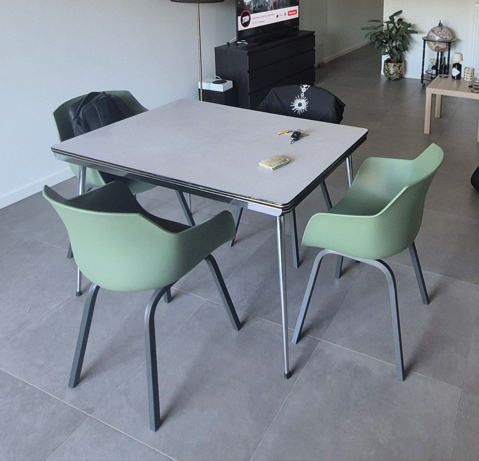 Grijze eettafel met metalen onderstel . vintage., Enlèvement
