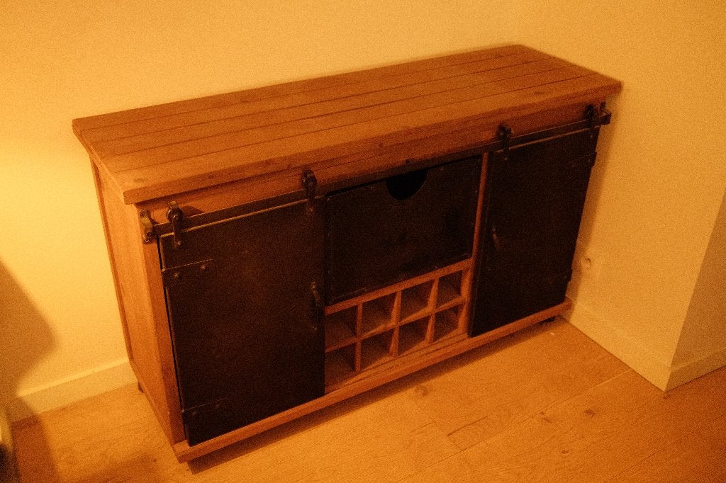 Industrieel dressoir met schuifdeuren, lade en wijnrek, Huis en Inrichting, Gebruikt, 100 tot 150 cm, Industrieel, 25 tot 50 cm