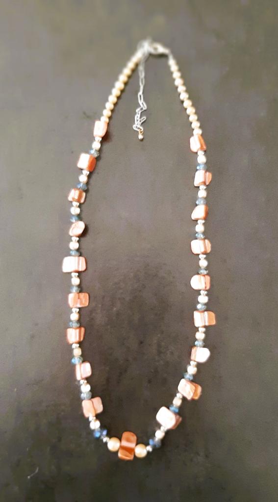 Te koop:Mooie lange ketting met bruine, blauwe beige details, Bijoux, Sacs & Beauté, Colliers, Neuf, Pierre ou Minéral, Avec strass