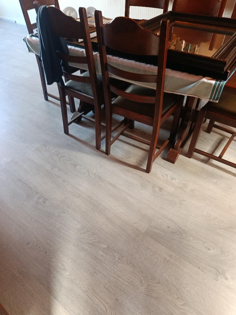 Kasten + tafel gratis mee tenemen, Ophalen