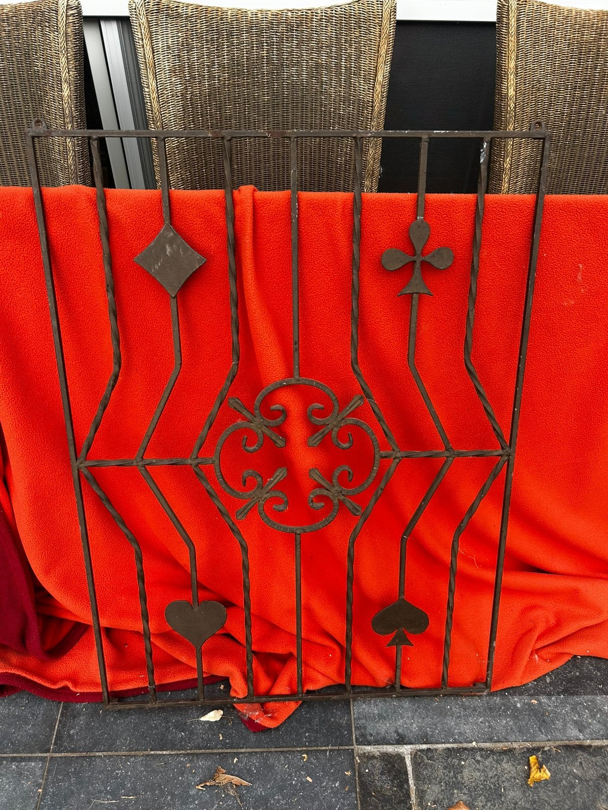 Decoratief ijzerenrooster, Ophalen