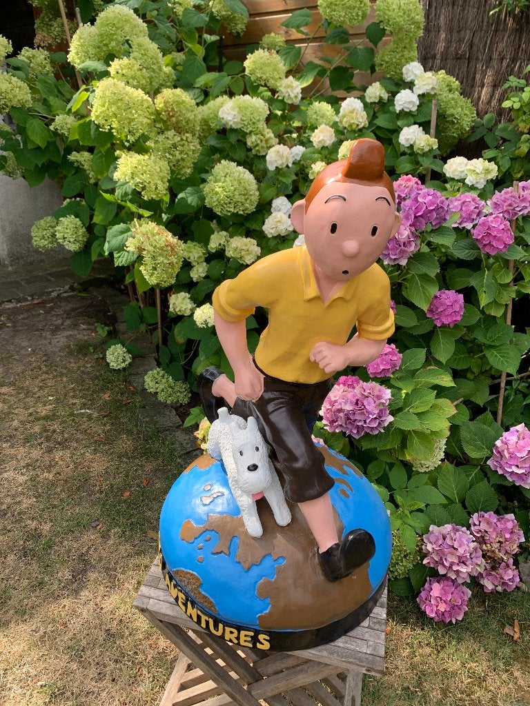 KUIFJE: PRACHTIG BEELD KUIFJE/BOBBIE OP WERELDBOL, Ophalen, Kuifje, Nieuw, Beeldje of Figuurtje