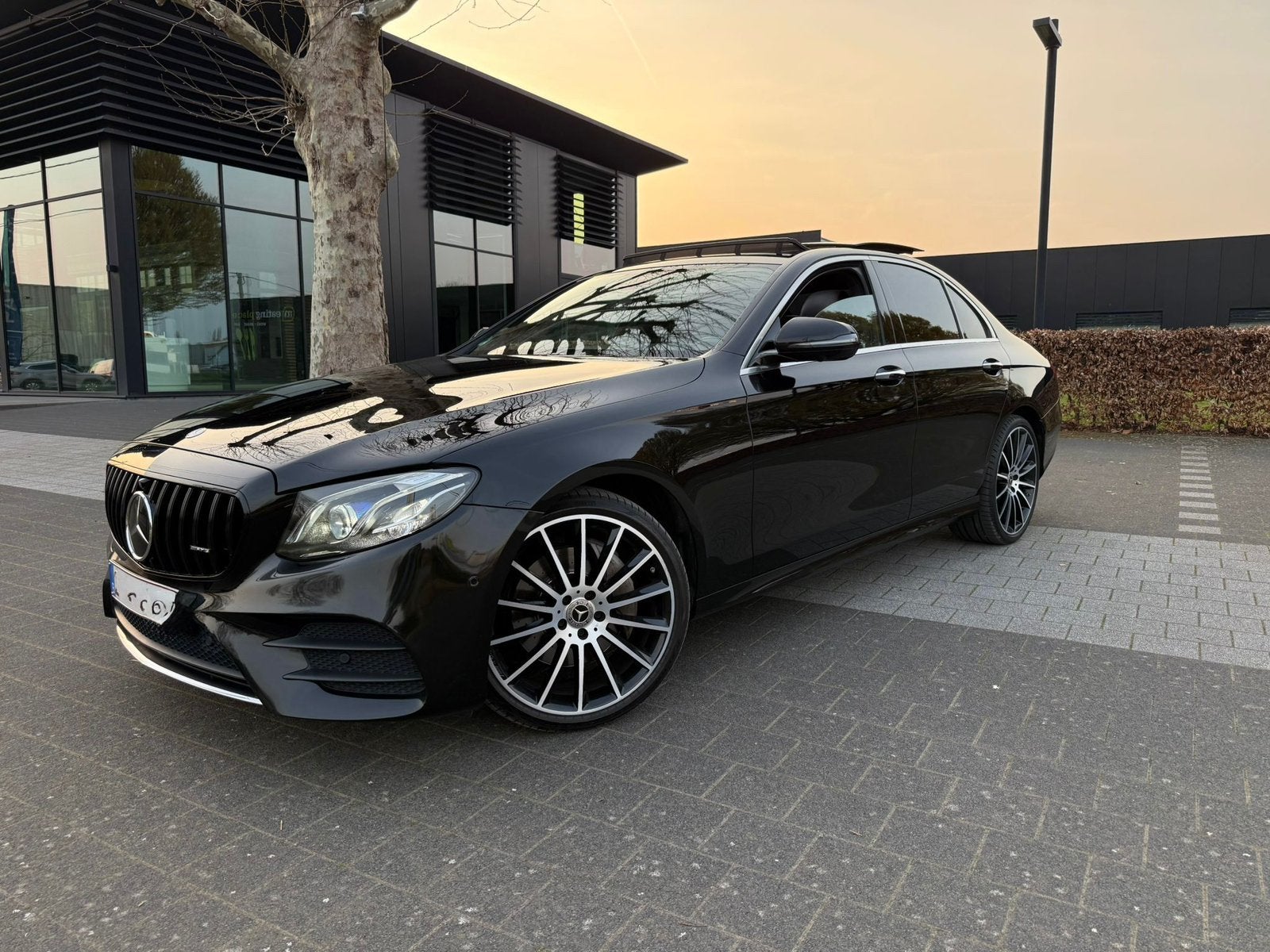 Mercedes E220D AMG Line - MOET WEG !!, Auto's, Mercedes-Benz, Automaat, Zwart, 360° camera, Particulier