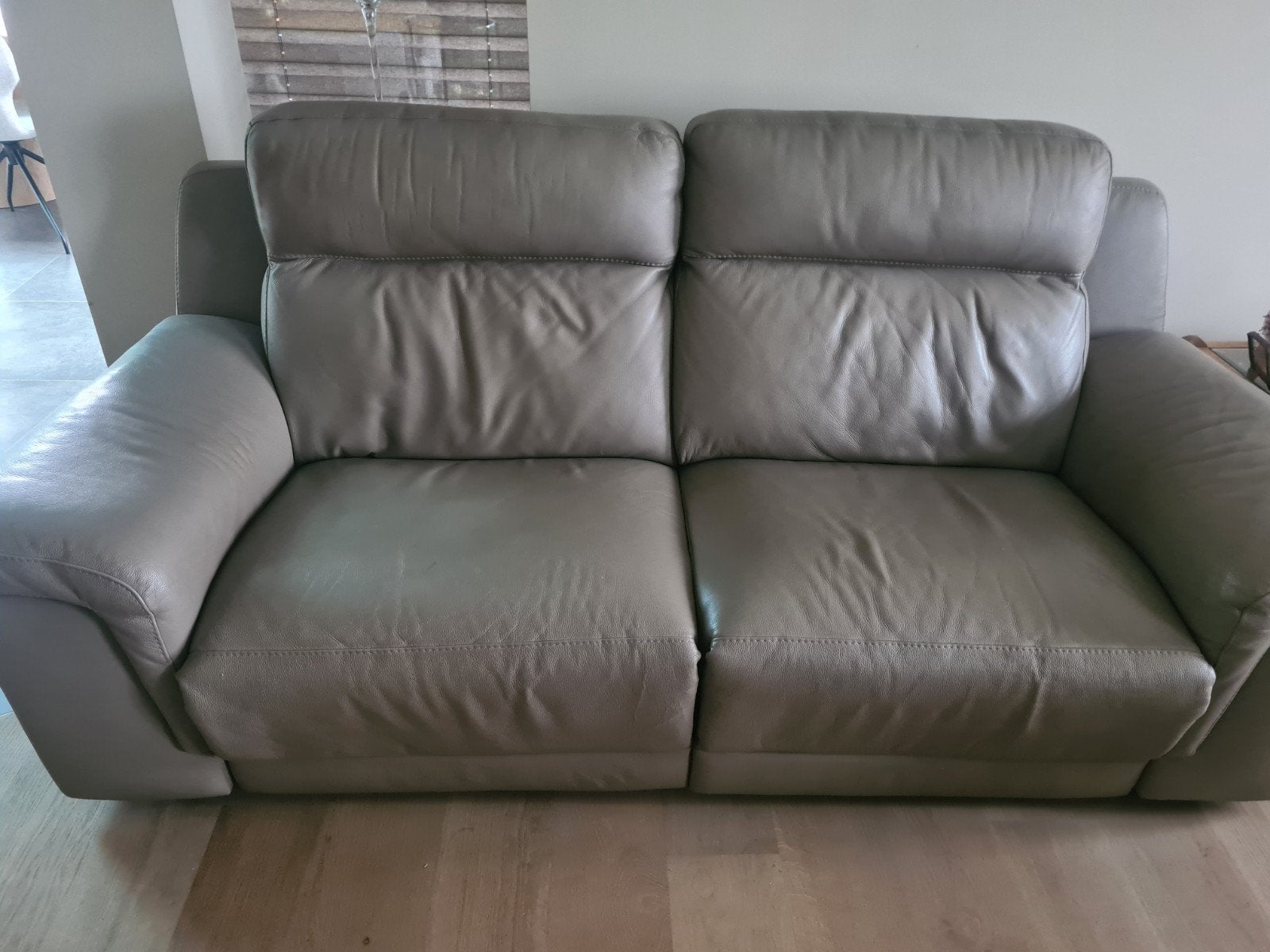 lederen salon met electr.relax, taupe kleur, Huis en Inrichting, Ophalen, Gebruikt