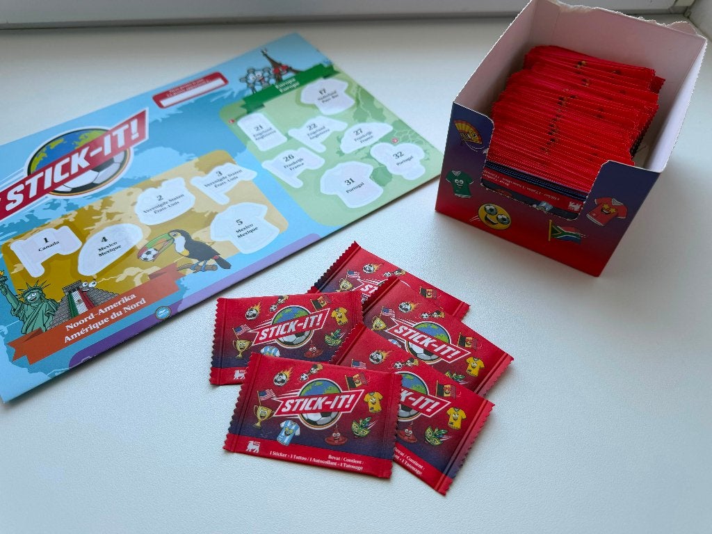 Lot Stick-It Delhaize FIFA 2026  110 pochettes + poster, Collections, Actions de supermarché, Autres supermarchés, Enlèvement ou Envoi