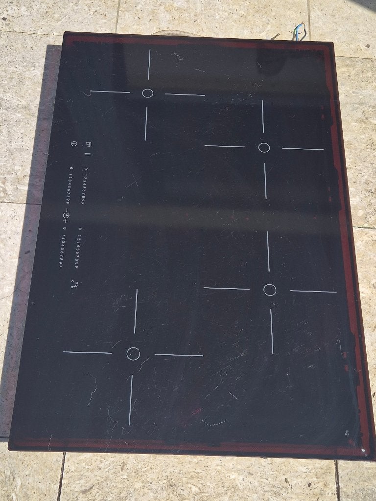 Taque induction, 4 zones de cuisson, Enlèvement, Utilisé, 45 à 60 cm