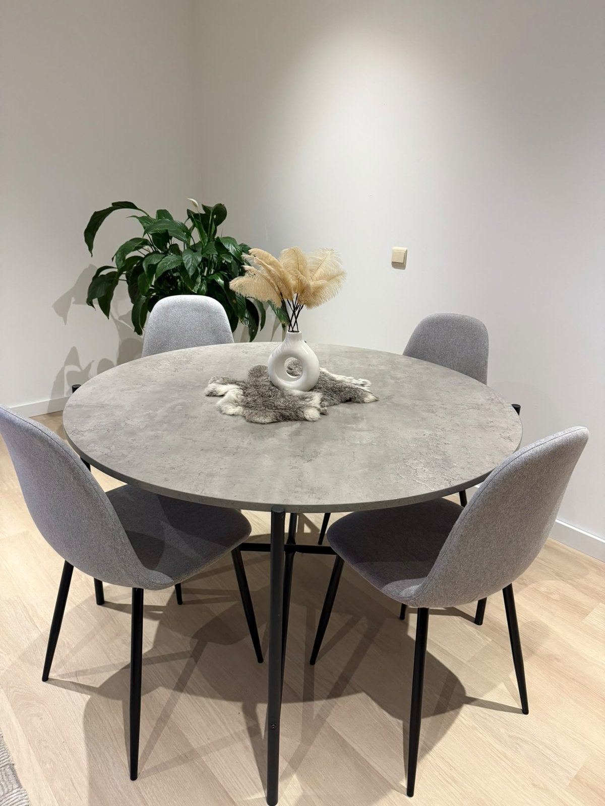 Table à manger ronde aspect béton avec 4 chaises, Maison & Meubles, Enlèvement, Comme neuf