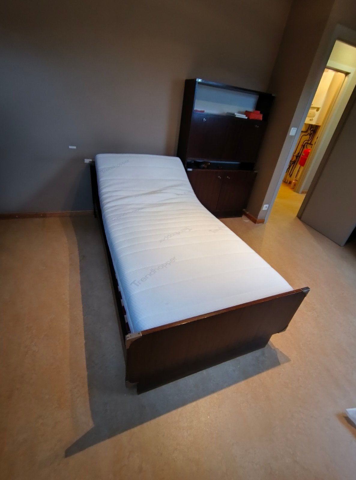 Comfortabel 1-persoonsbed met verstelbare lattenbodem, Huis en Inrichting, Slaapkamer | Bedden, Ophalen, Hout, Verstelbaar