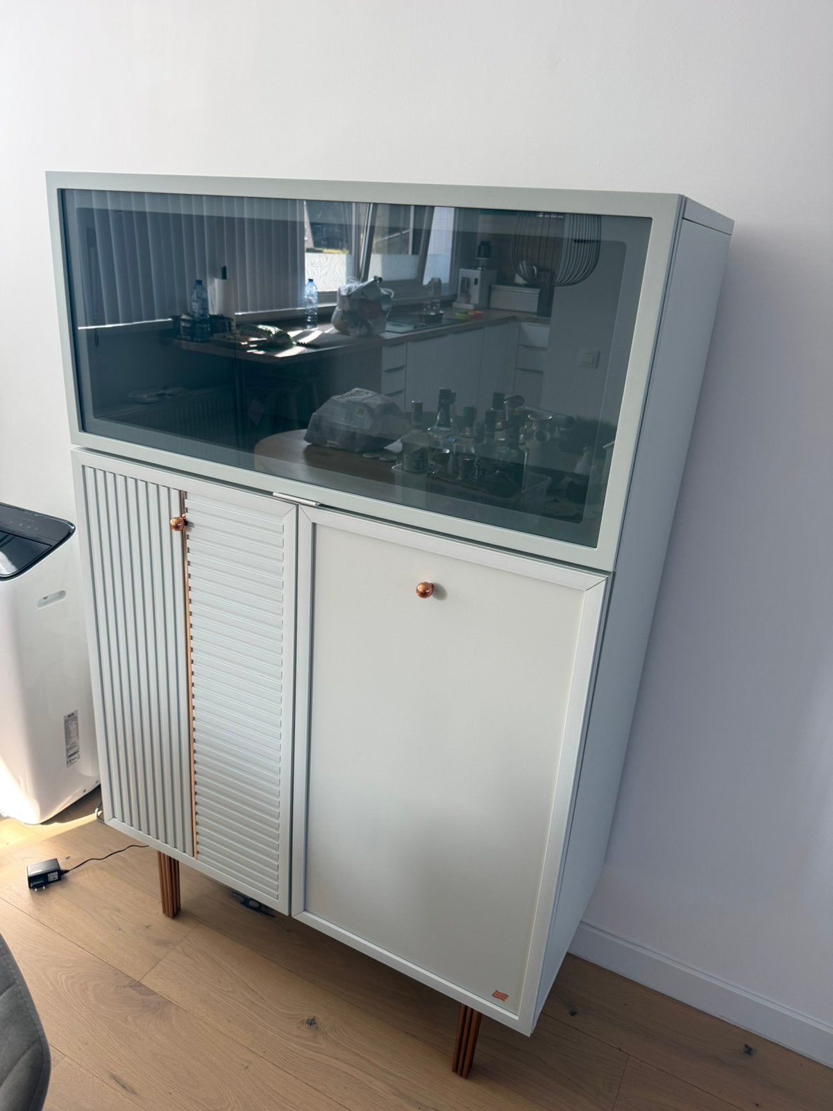 Stijlvolle kaste met glazen vitrine en verlichting, Ophalen, 100 tot 150 cm, 75 cm of meer, Nieuw