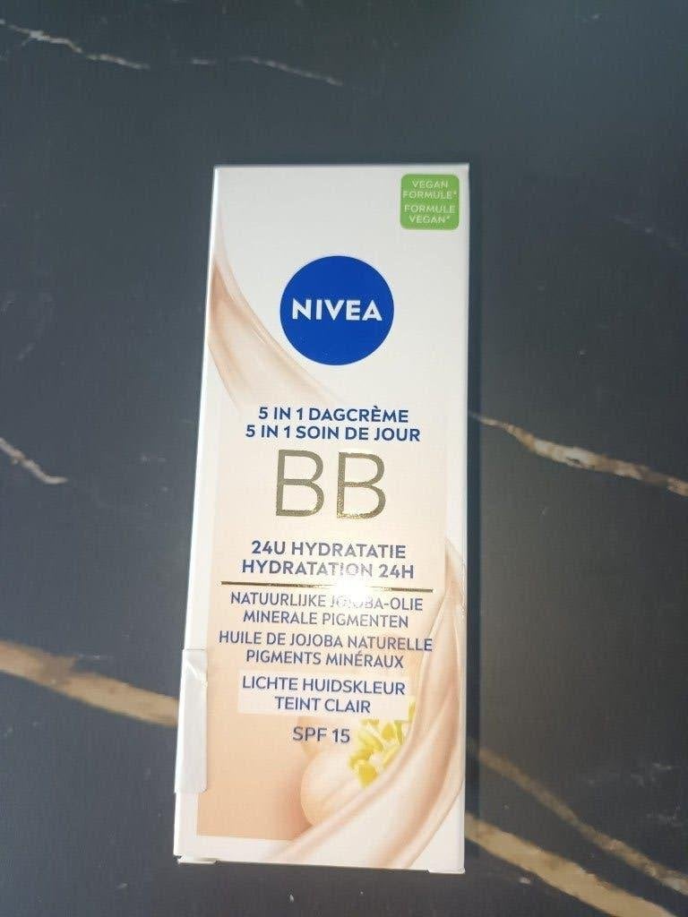 Crème de jour 5 en 1 nivea BB, teint clair, SPF 15, Bijoux, Sacs & Beauté, Enlèvement, Neuf