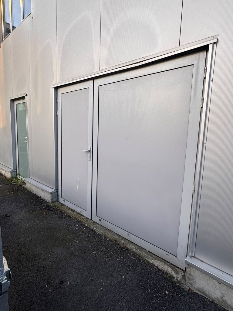 Gebruikte aluminium garagepoort met dubbele draaideuren, Ophalen, Aluminium