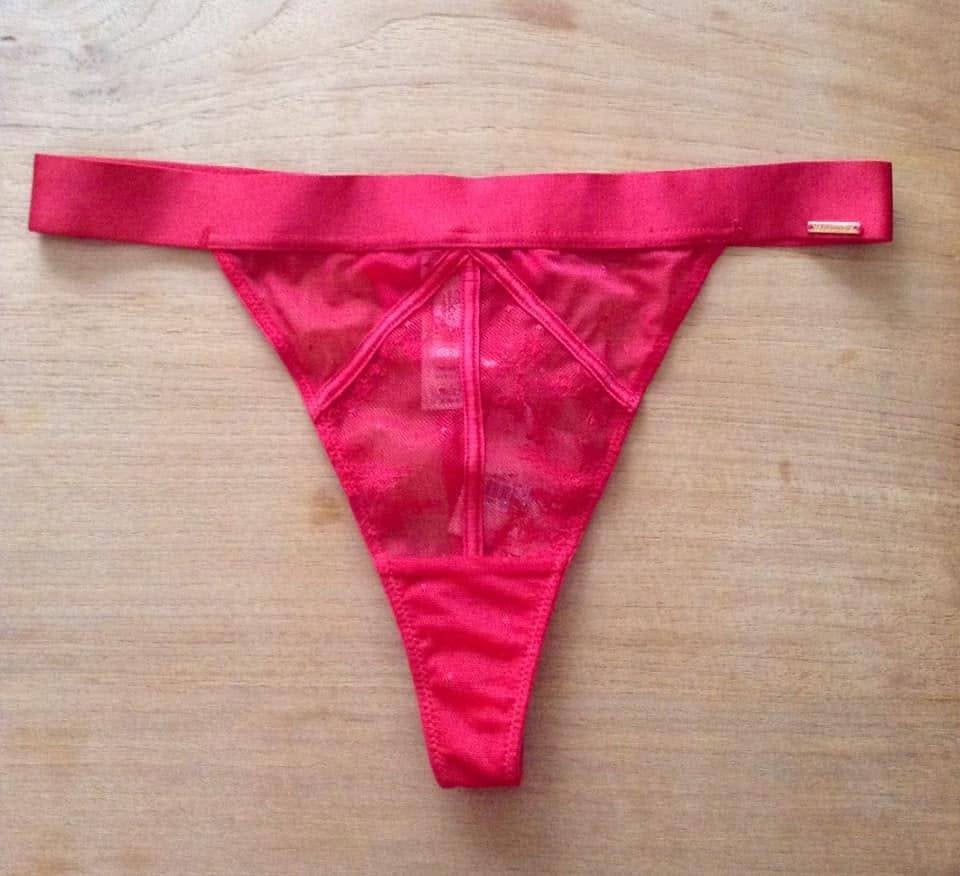String rouge Boux Avenue p.40, Enlèvement ou Envoi, Rouge, String