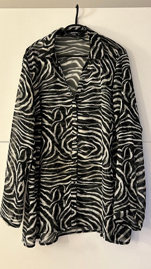 Bel & Bo Zwarte blouse met witte print, Kleding | Dames, Grote Maten, Bel & Bo, Ophalen of Verzenden, Zo goed als nieuw, Blouse of Tuniek