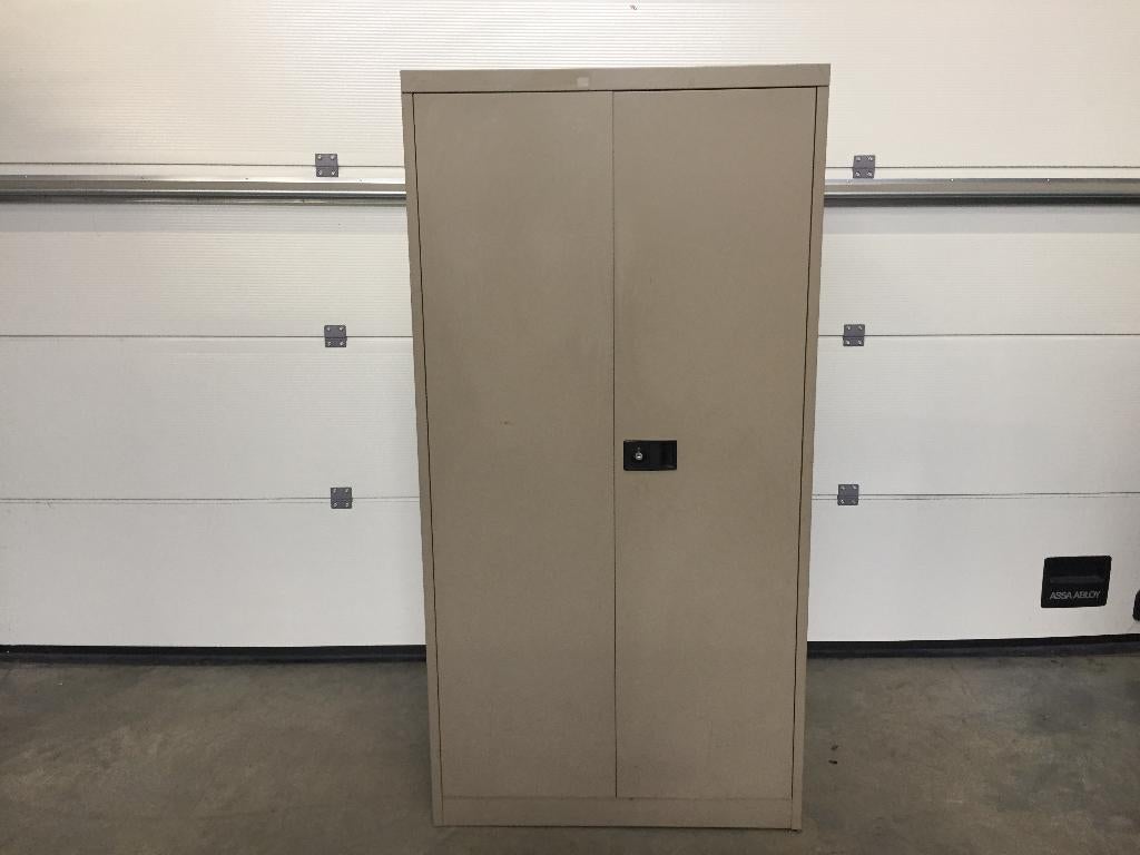 (142) Metalen 2 deuren kast met legplanken, Ophalen, Zo goed als nieuw