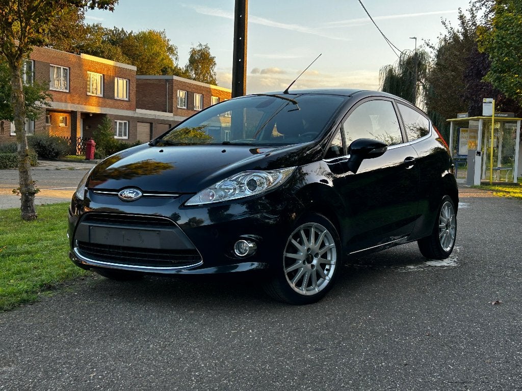 Ford Fiesta 1.6 Tdci Titanium reeds 2j gekeurd, Auto's, Voorwielaandrijving, Stof, 4 cilinders, Zwart