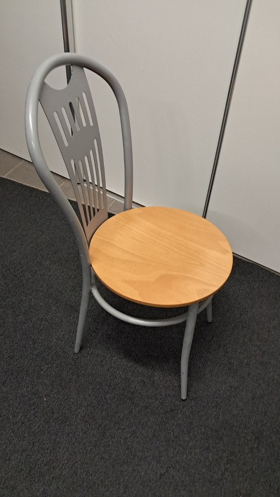 Keukenstoelen, Enlèvement