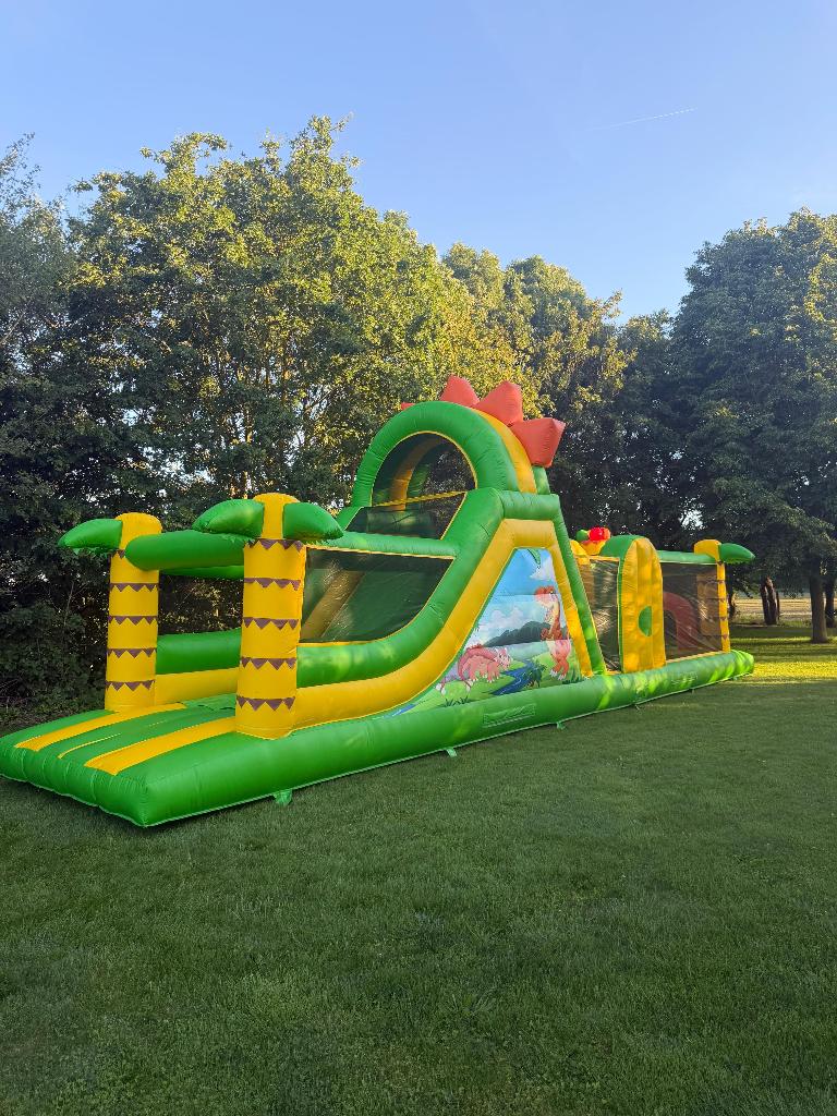 Springkasteel te koop- Dino Run, Hobby en Vrije tijd, Feestartikelen | Verhuur, Ophalen, Zo goed als nieuw