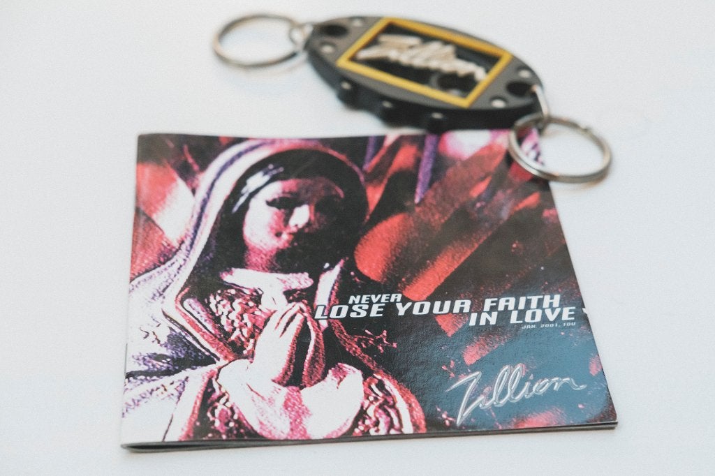 Zillion Merch (Sleutelhanger + Boekje 2001), Ophalen of Verzenden, Zo goed als nieuw, Overige typen