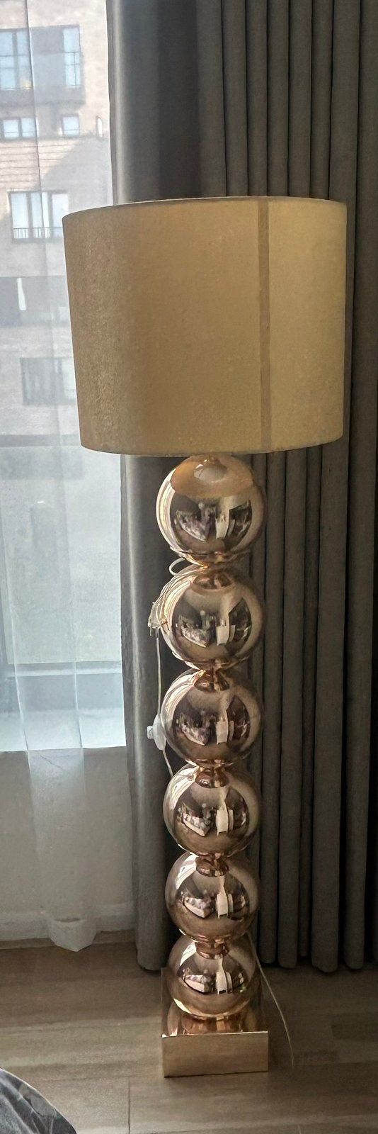 Magnifique lampadaire design doré avec abat-jour beige, Maison & Meubles, Enlèvement, Comme neuf