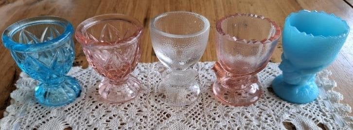 Nog 2 Franse glazen eierdopjes en 1 opaline eierdopje, Antiek en Kunst, Ophalen of Verzenden