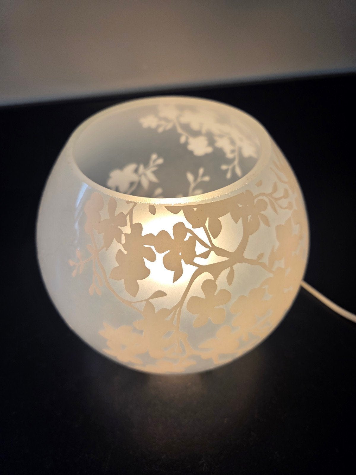 IKEA glazen boltafellamp met bloemenmotief (gematteerd glas), Ophalen of Verzenden, Glas, IKEA, Wit