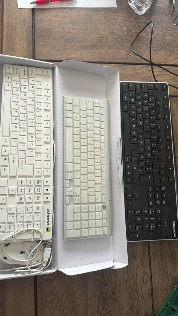 3 toetsenborden, Computers en Software, Toetsenborden, Ophalen of Verzenden, Azerty, Zo goed als nieuw, Draadloos