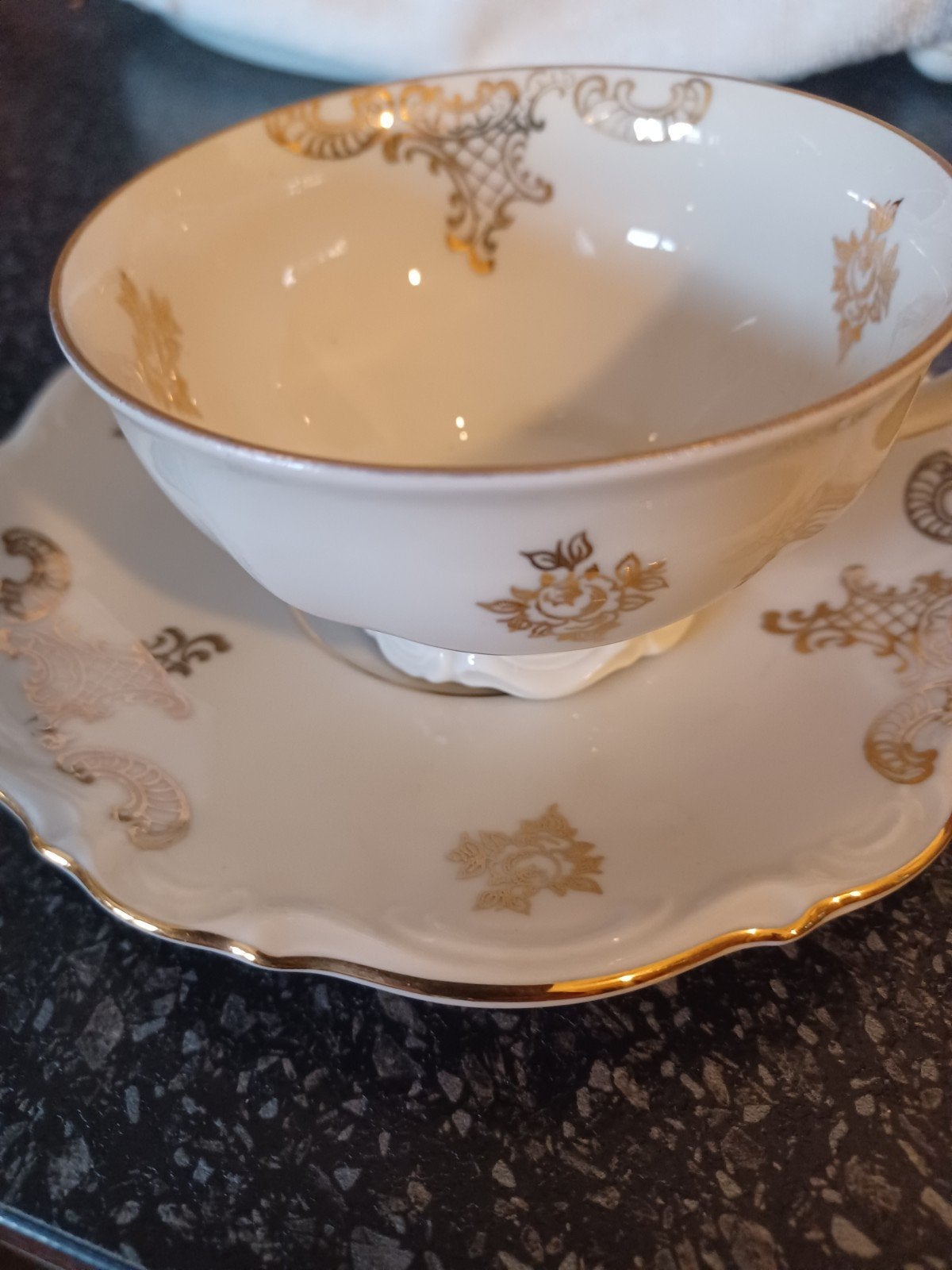 mooi Bavaria servies met gouden bloemmotief, Enlèvement