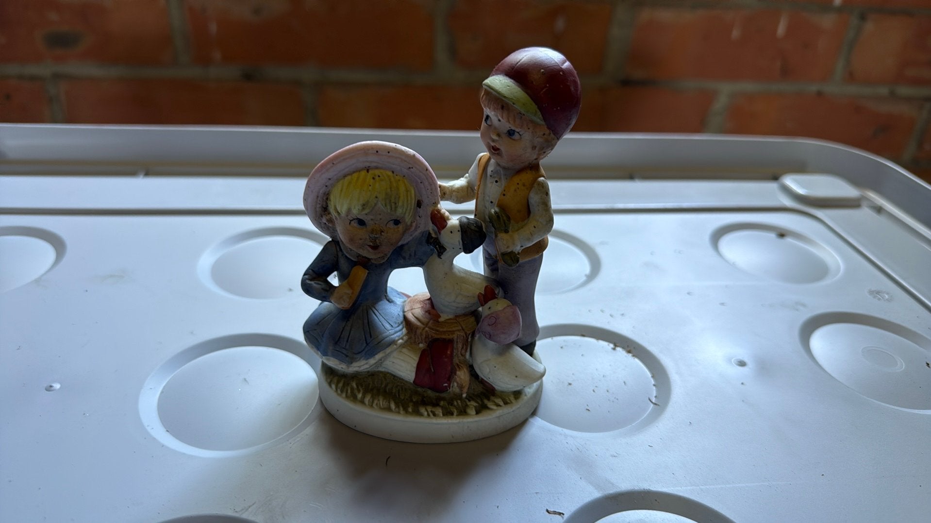 Beeldje koppeltje met eendjes, Ophalen, Zo goed als nieuw