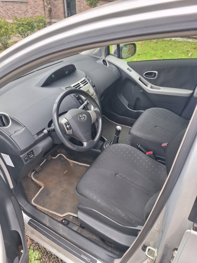 Toyota Yaris, Auto's, Voorwielaandrijving, Stof, Zwart, Handgeschakeld
