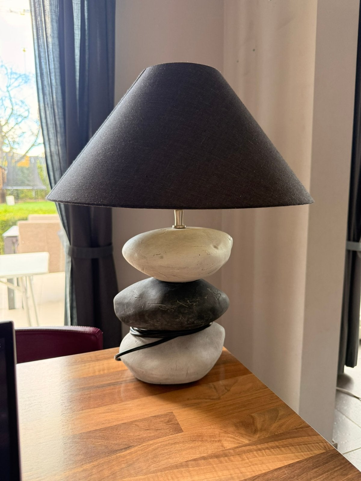 Lamp met lampenkap en 3 stenen als voet., Ophalen, Gebruikt, Sfeerlamp, Inclusief lichtbron