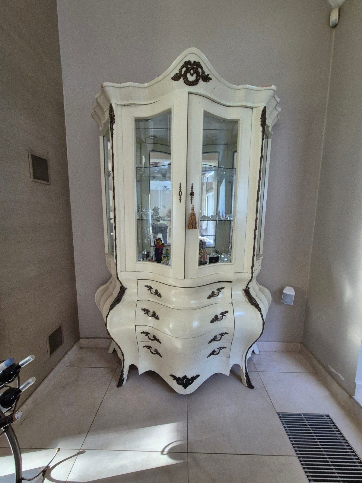 Louis XV buikvitrine, Ophalen