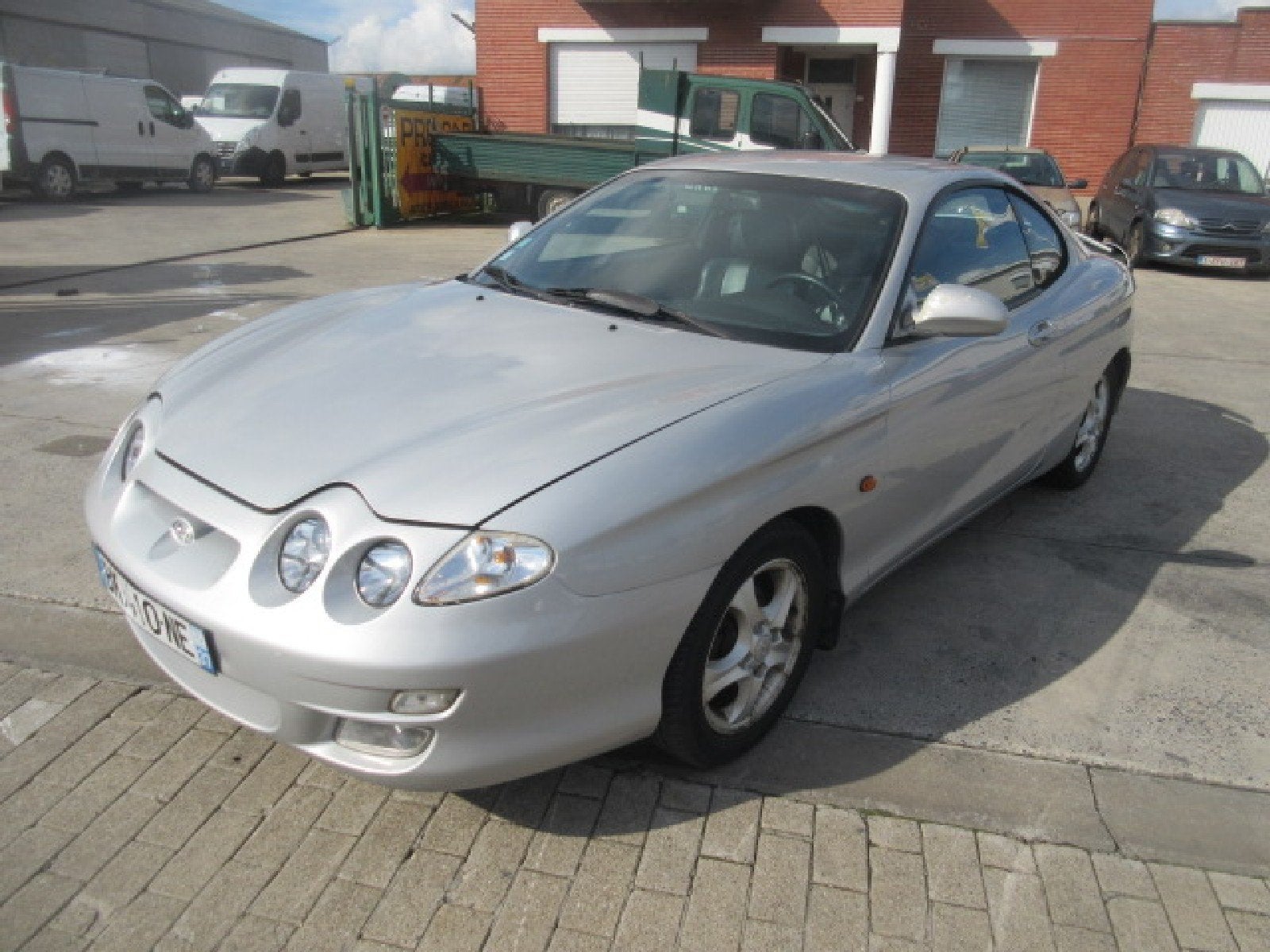 HYUNDAI COUPÃ‰  BENZINE 07/01, Autos, Argent ou Gris, Achat, Boîte manuelle, Berline