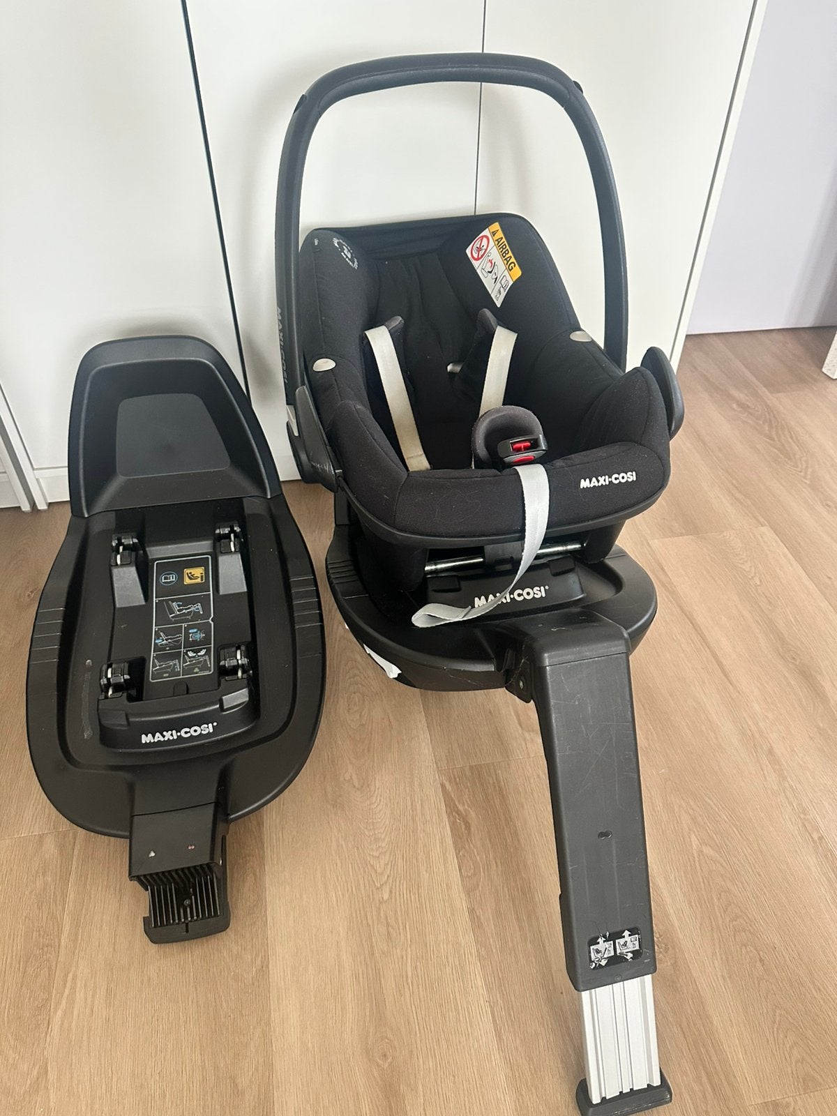 Maxi cosi - 2 cadres, Enfants & Bébés, Sièges auto, Enlèvement, Comme neuf