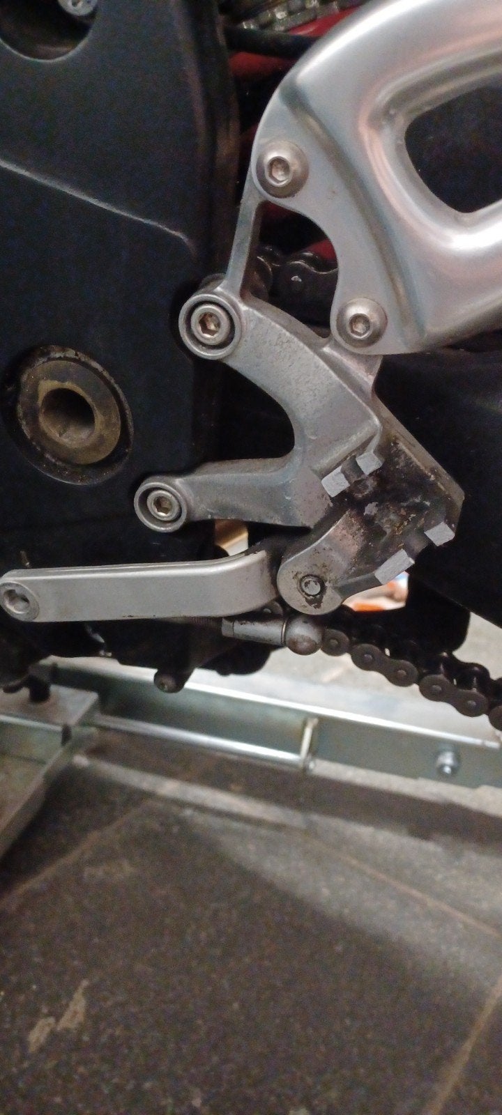 Cherche ensemble pose pied gauche daytona 955i 2006, Enlèvement ou Envoi