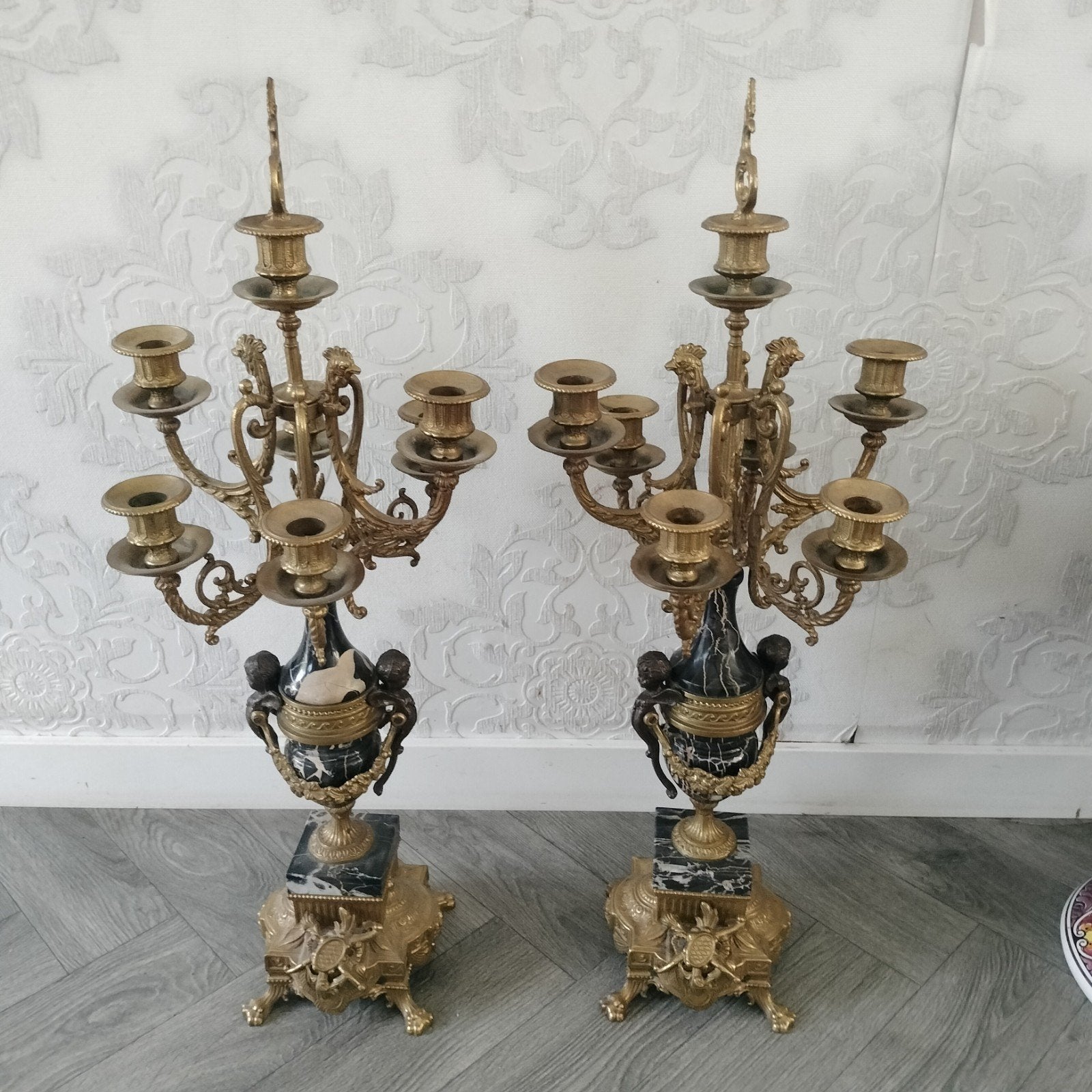 Paire de candélabres Brevettato italiens en bronze et marbre, Enlèvement, Or