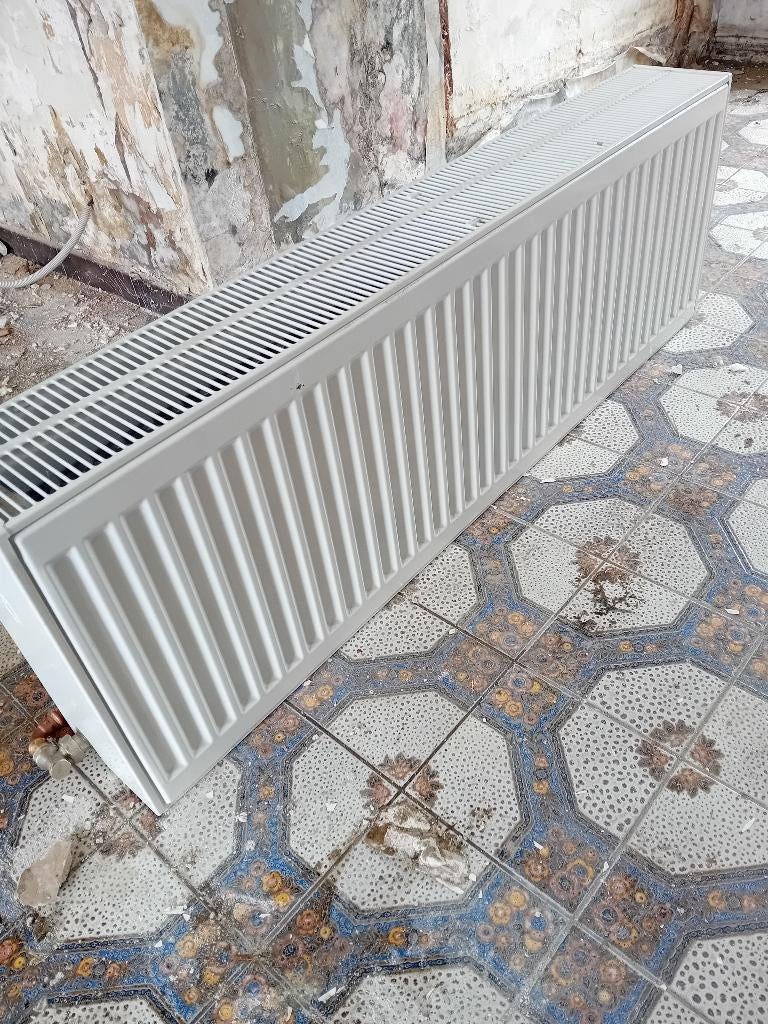 Radiator met thermische kraan, Doe-het-zelf en Bouw, Verwarming en Radiatoren, Ophalen, Zo goed als nieuw, Radiator