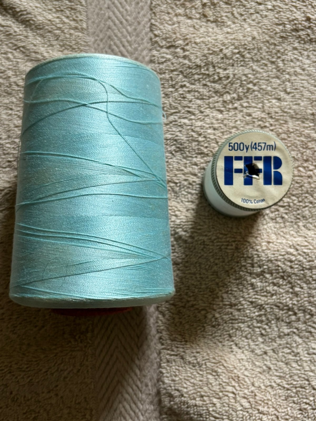 Bleekblauwe dikke klos garen van FFR Jelie rood etiket., Envoi, Comme neuf