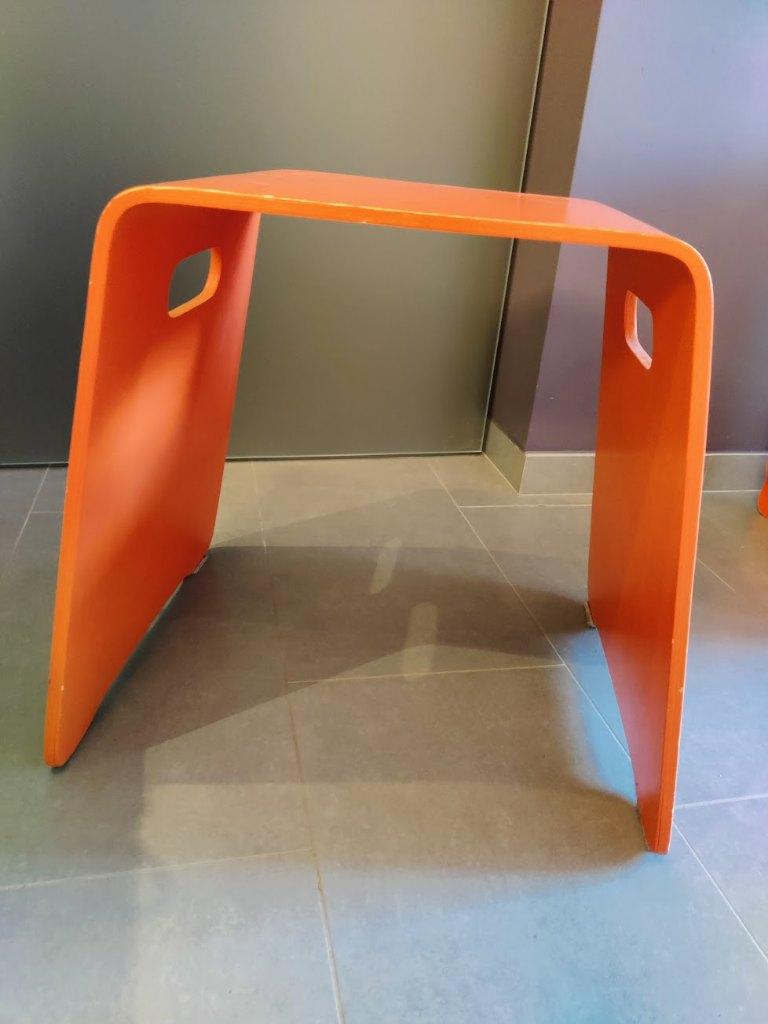 Houten vintage oranje design krukjes, Huis en Inrichting, Ophalen, Gebruikt, Hout