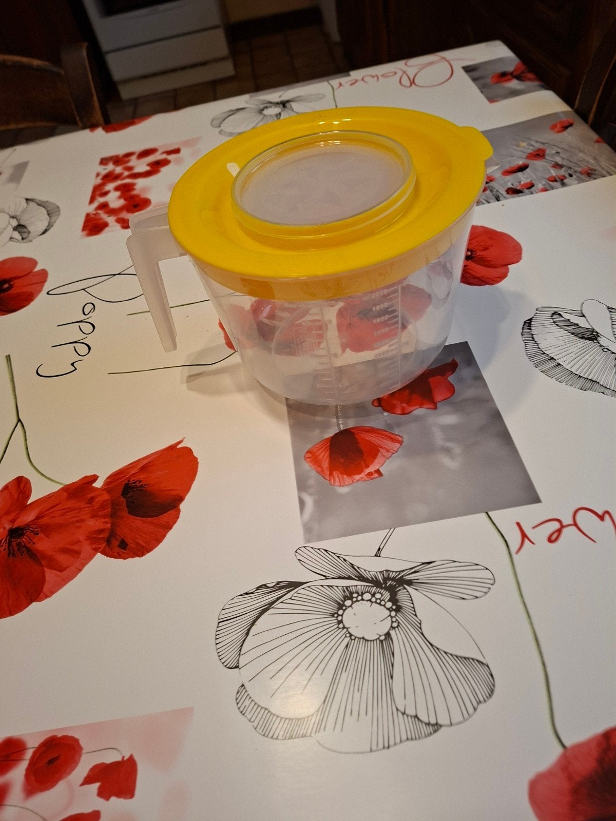 Pot gradué avec couvercle. 2 litres., Maison & Meubles, Enlèvement ou Envoi, Avec couvercle