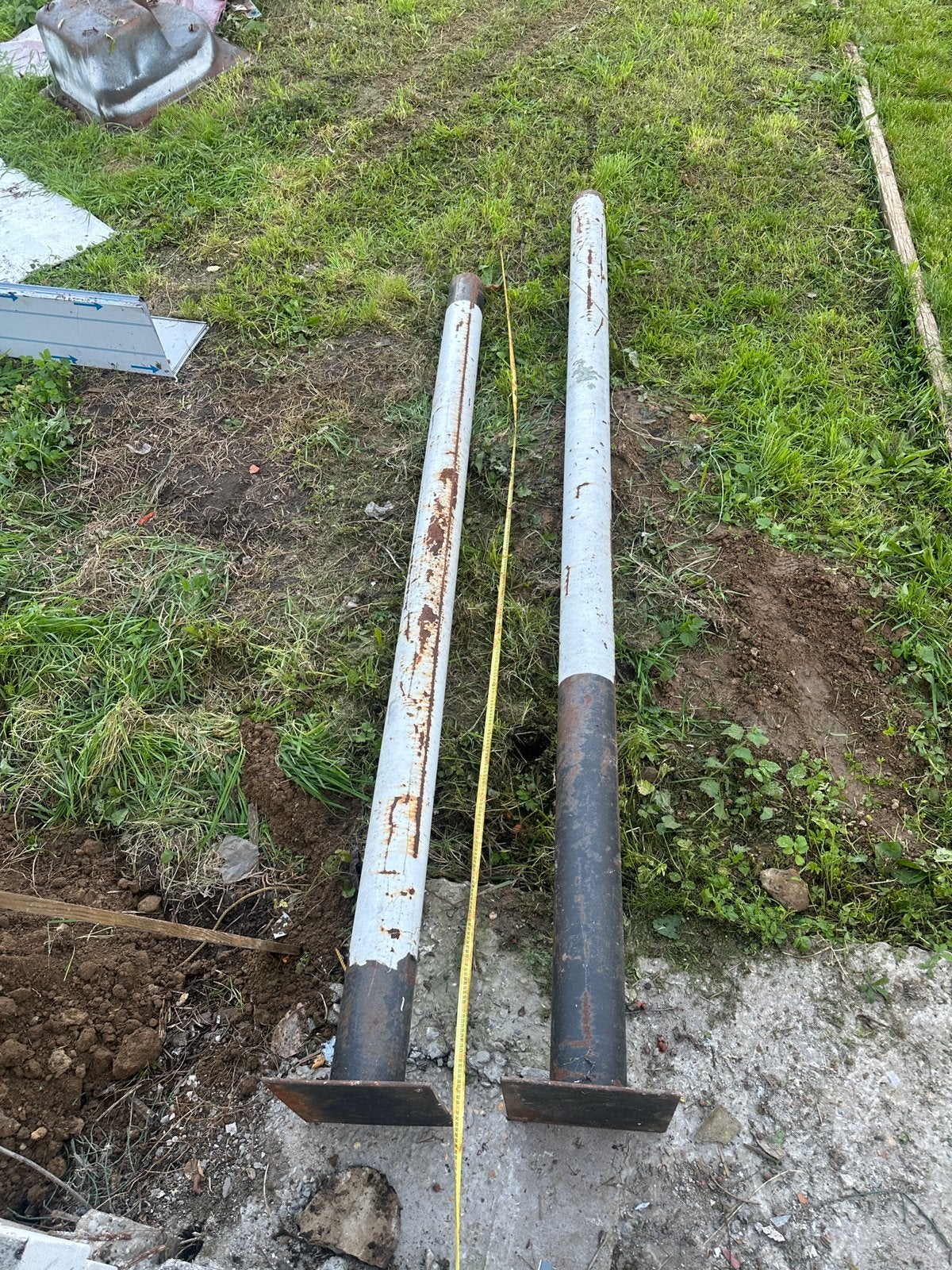 2 poteaux en acier/métal -plaque de base (3,30 m et 2,90 m), Enlèvement ou Envoi, İjzer, Comme neuf, Fer