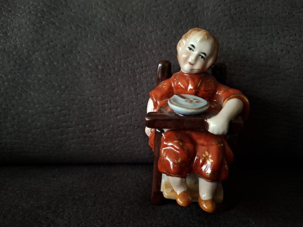 Vintage porseleinen doosje in de vorm van een kindje, Antiek en Kunst, Ophalen of Verzenden