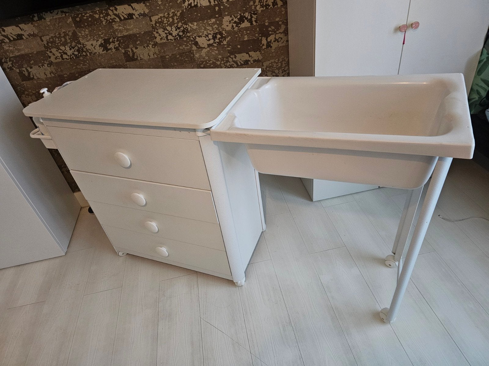 Witte babycommode met ingebouwd babybadje, Ophalen, Zo goed als nieuw, Badje
