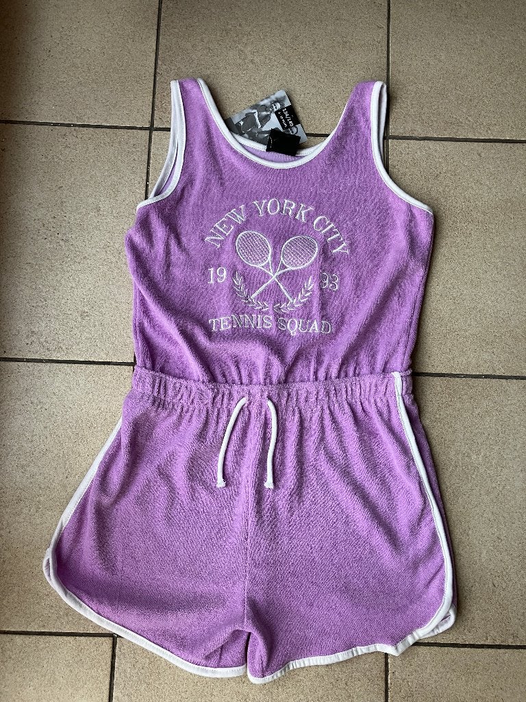 Nieuwe jumpsuit ' new York City Tennis Squad ' Maat 134/140, Enfants & Bébés, Vêtements enfant | Taille 134, Enlèvement ou Envoi