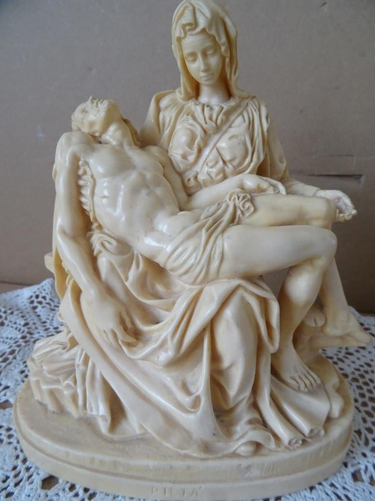 Statue Pietá A. Santini Italy granulés de marbre 19cm 1950, Collections, Religion, Comme neuf, Christianisme | Catholique, Image