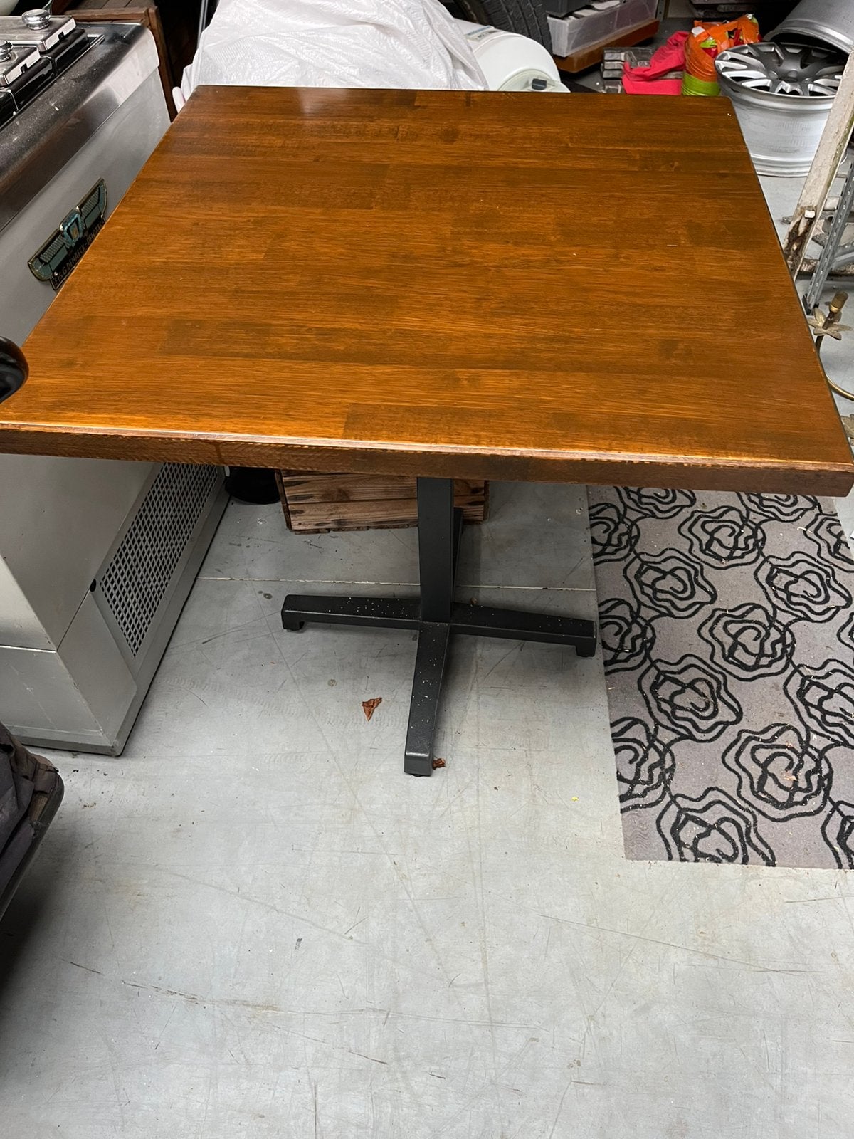 Horeca tafels, vol hout: 75 x 75cm met een gietijzeren voet, Zakelijke goederen, Ophalen, Gebruikt, Meubilair, Nicole-co@outlook.com