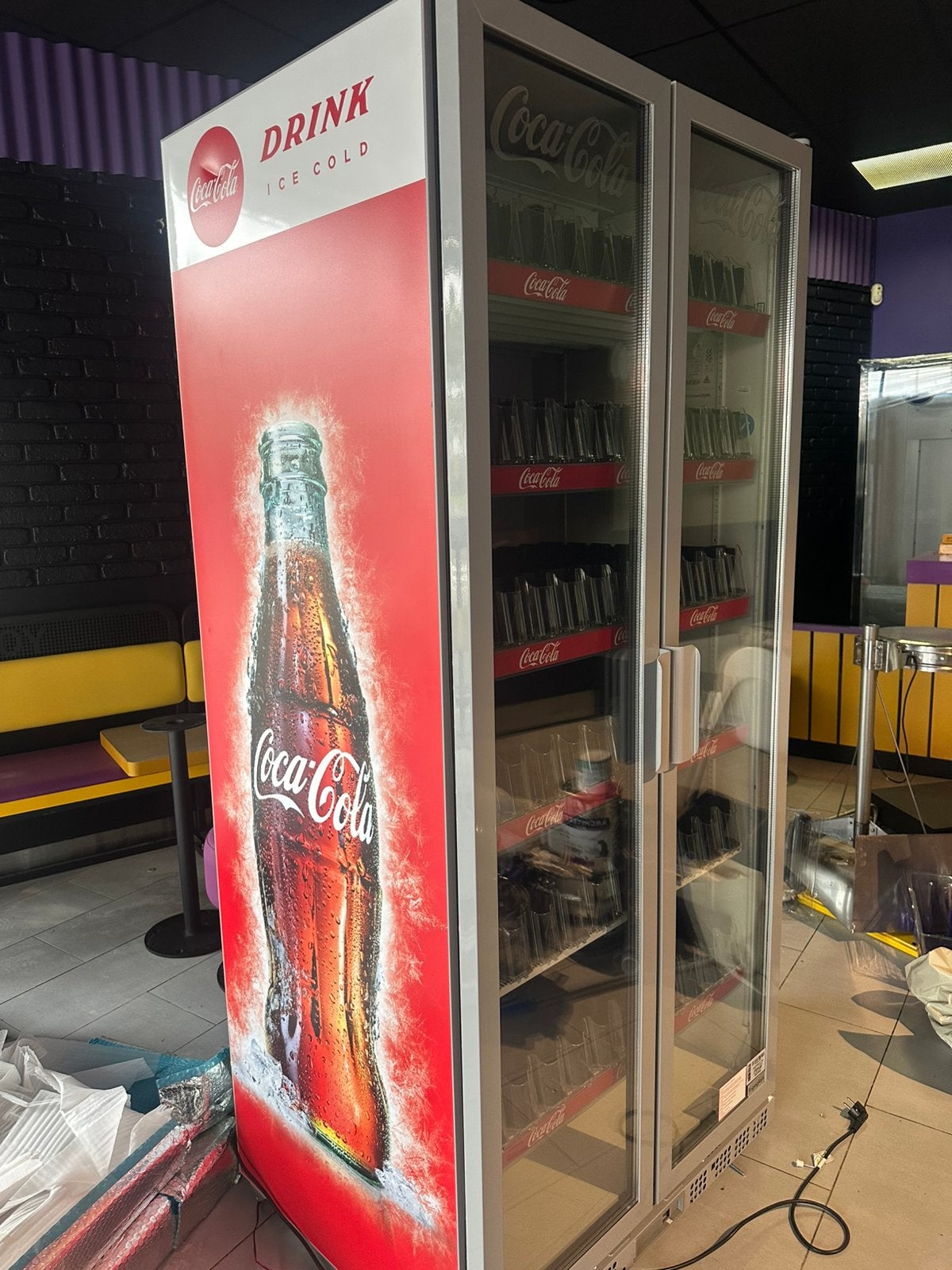 Coca-Cola koelkast met dubbele deur, Ophalen