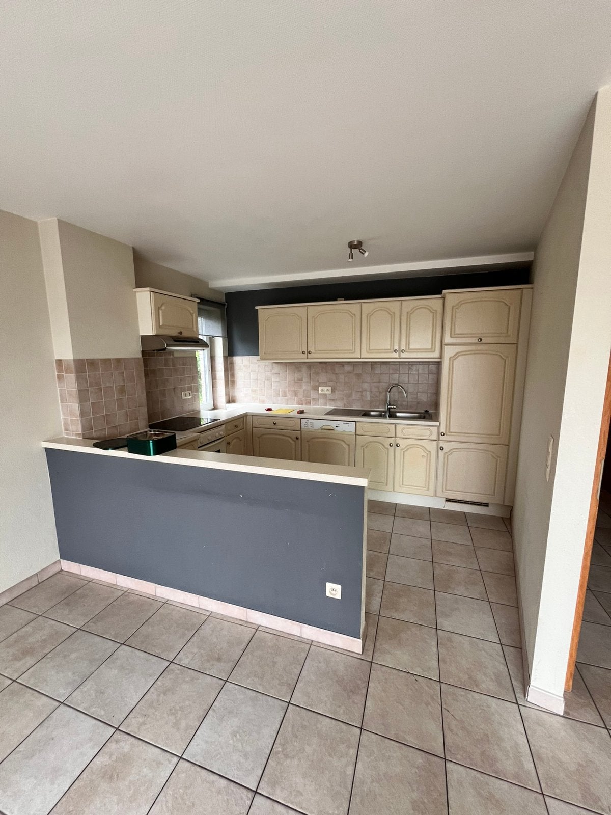 Cuisine équipée couleur vanille avec électro, Maison & Meubles, Synthétique, Comme neuf, Enlèvement, Crème