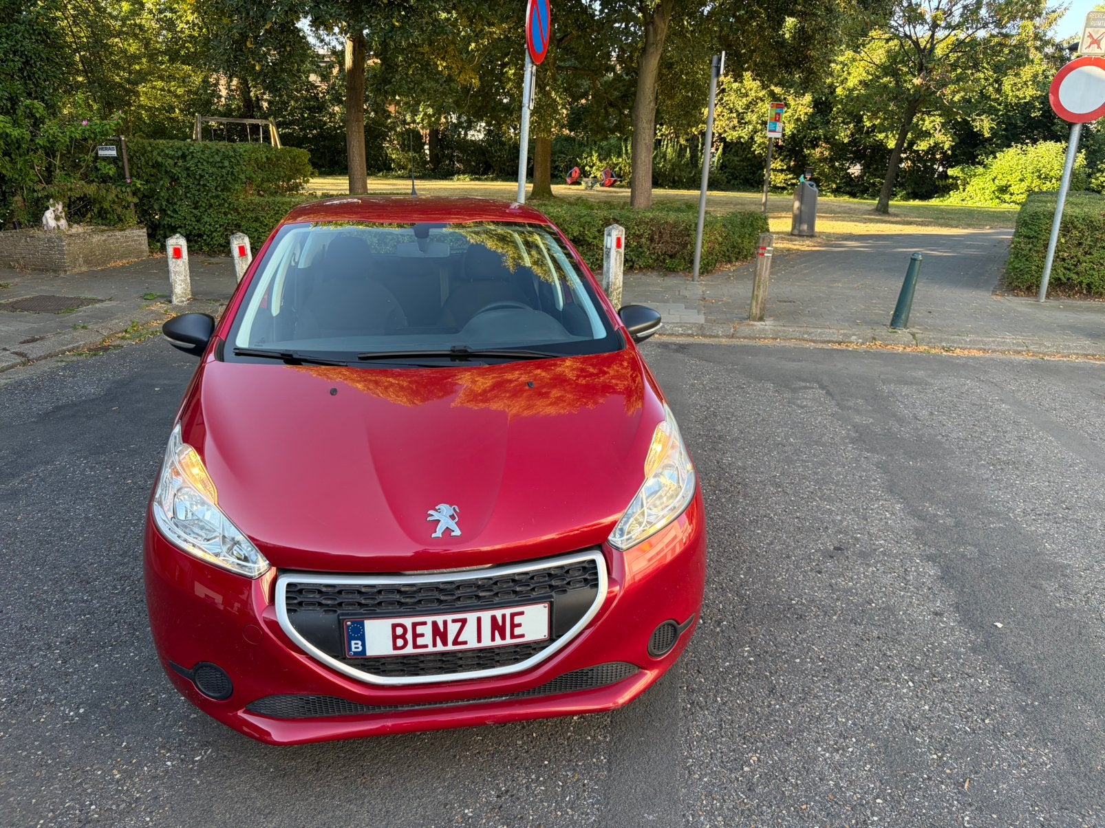 Peugeot 208 1.0 benz 63000km 2015 garantie!, Auto's, Voorwielaandrijving, Stof, 50 kW, Zwart