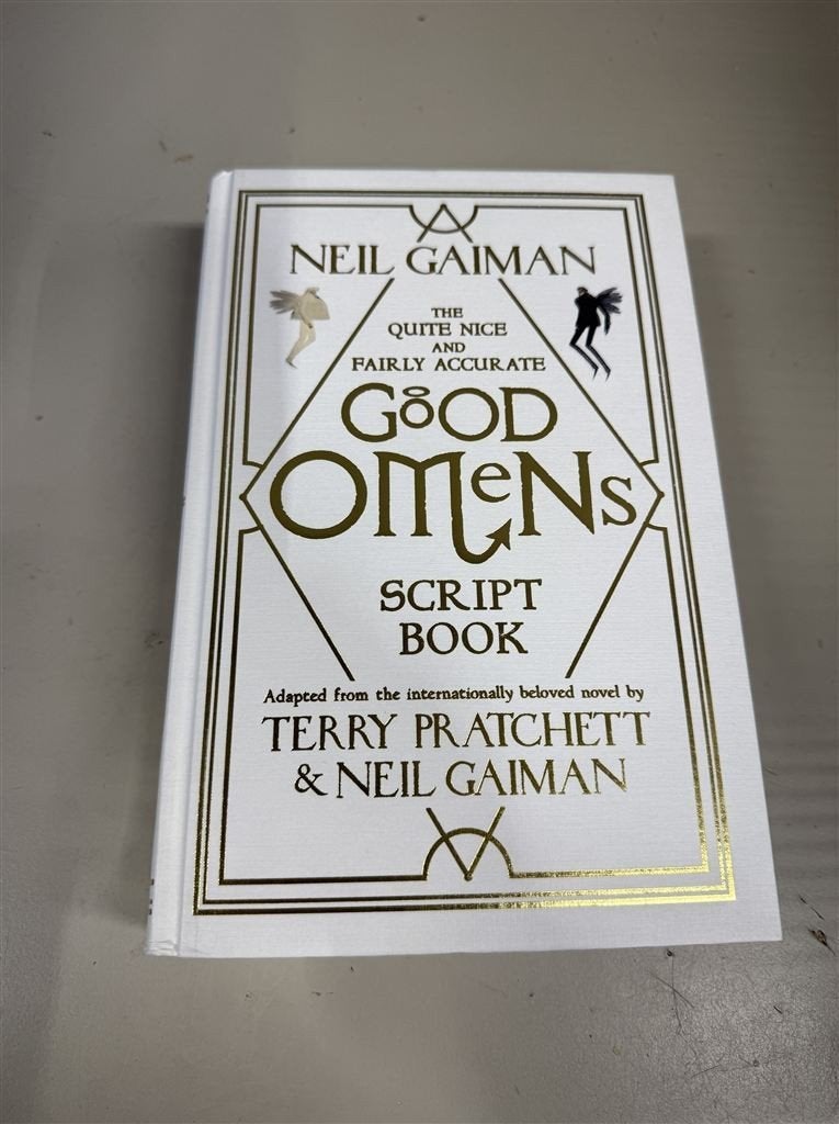 Neil Gaiman Good omens script boek met handtekening, Ophalen of Verzenden, Zo goed als nieuw