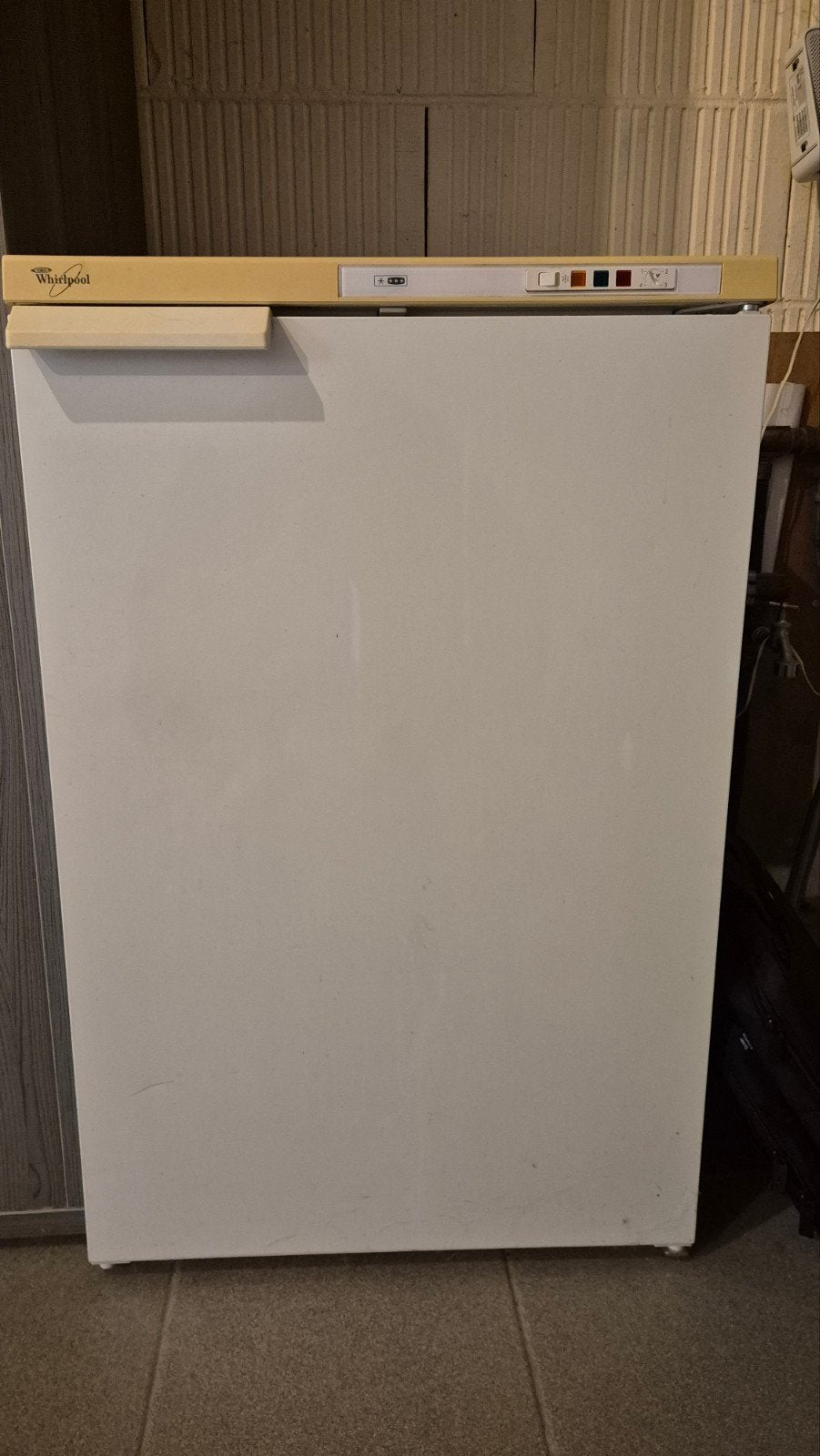 Whirlpool diepvries losstaand halve hoogte GRATIS, Elektronische apparatuur, Gebruikt, Minder dan 85 cm, Ophalen, Vrieskast